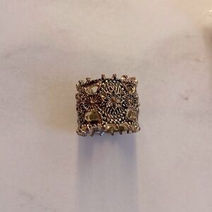 Gold vintage flower engraved ring